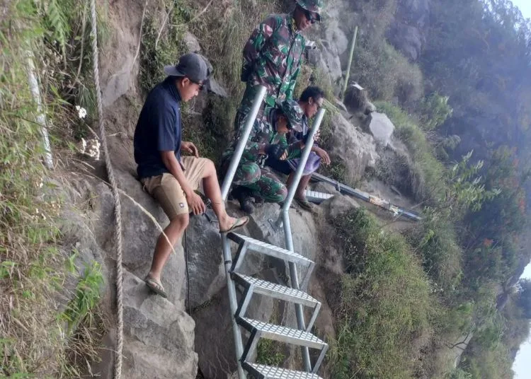 Jalur Pendakian Rinjani Dibangun Tangga hingga Besi Pengamanan